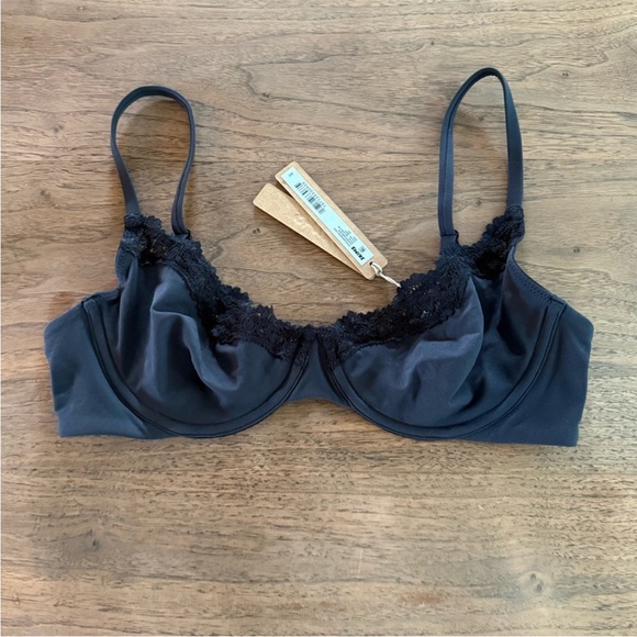 SKIMS Scoop Underwire Bra - Picture 6 of 8